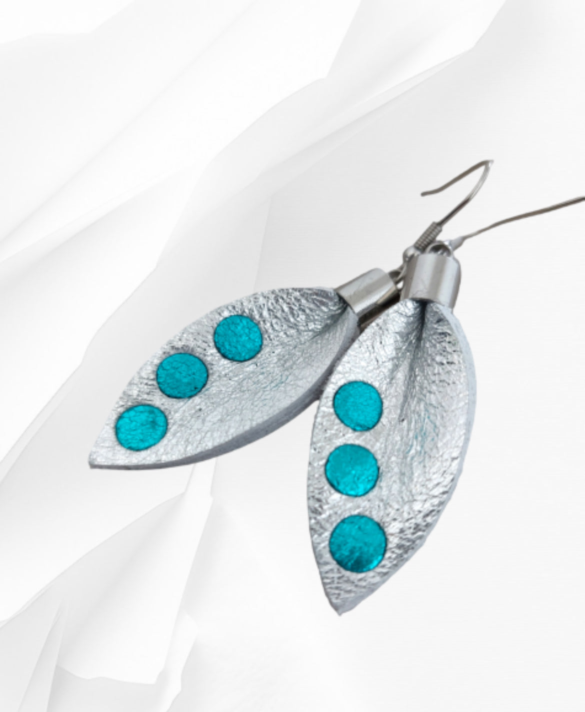 BORA FÜLBEVALÓ BŐR PÖTTYEL