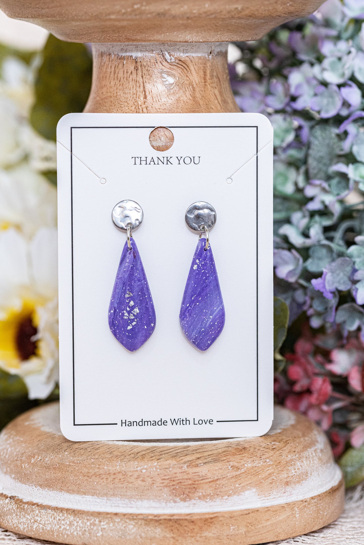 Violetta kicsi csüngős fülbevaló többféle formában, márványos lila színben