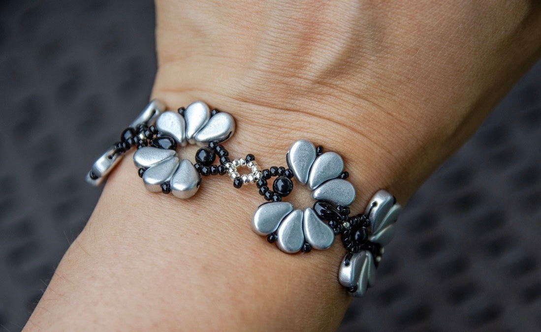 Matyó stílusú elegáns karkötő csúszócsomós lánccal