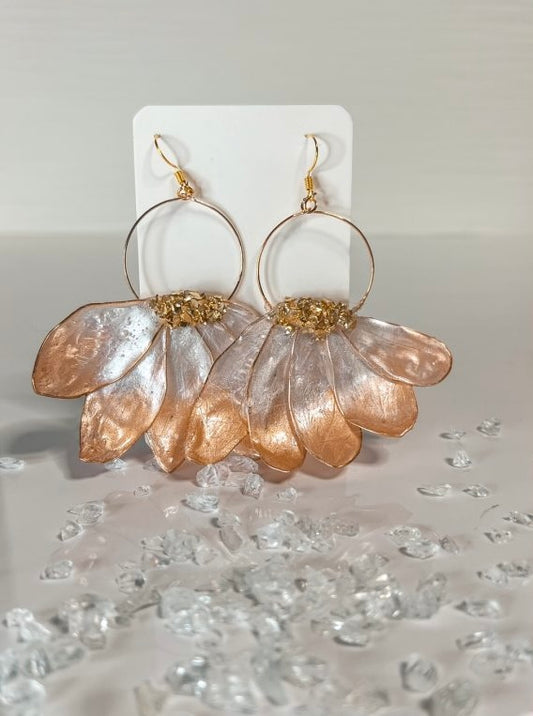 Virágszirmok fém karikán epoxi gyanta fülbevaló, több színben