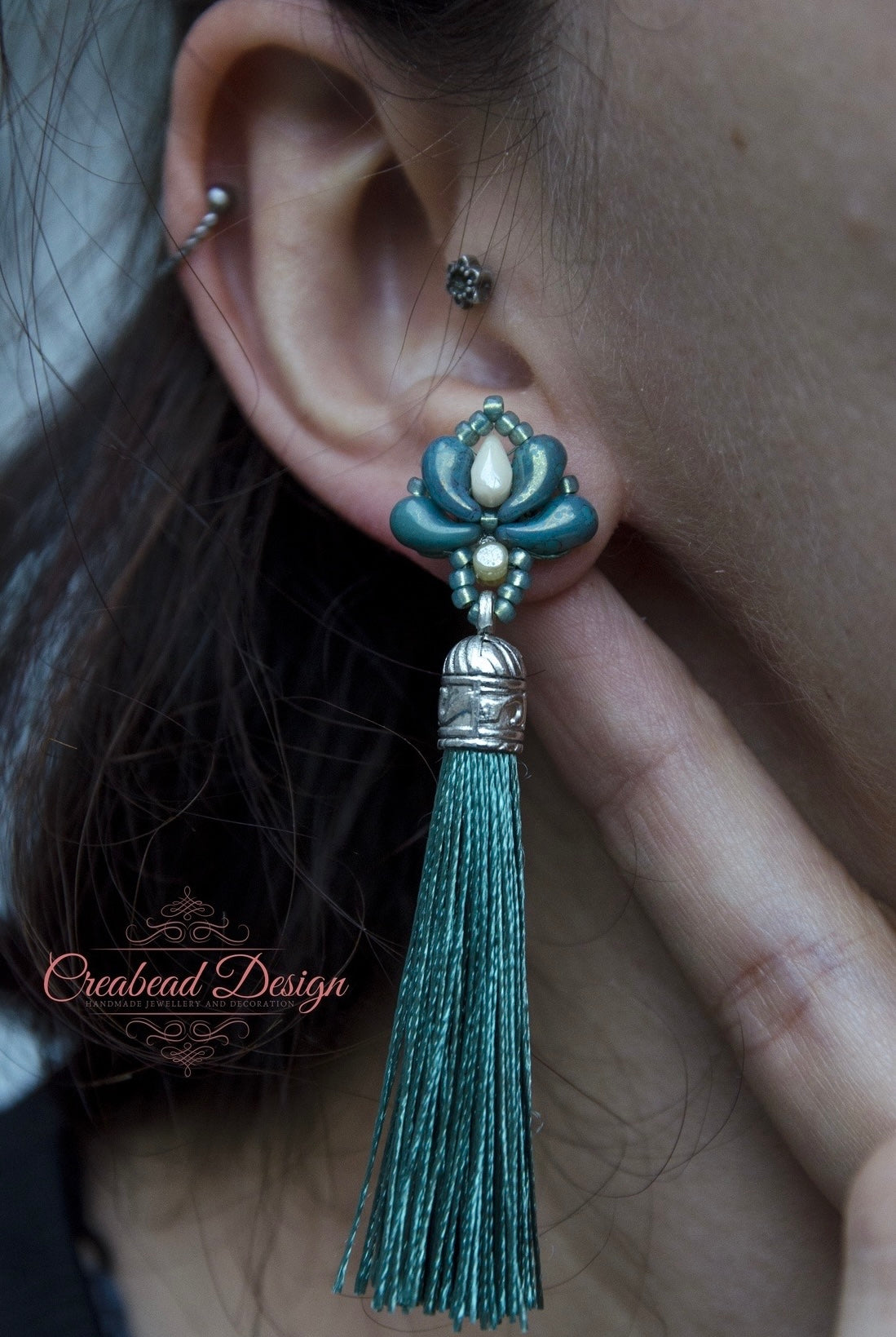 Közepes bojtos matyó tulipán fülbevaló több színben