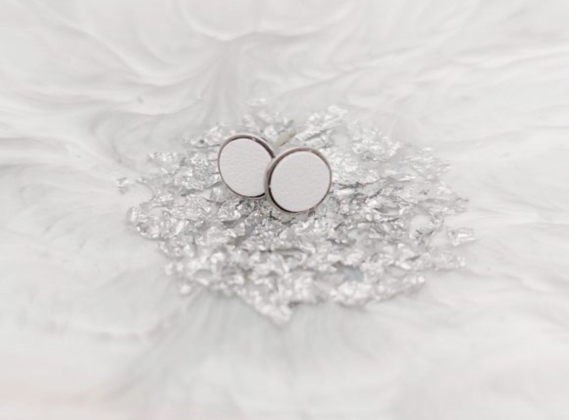 PETIT FÜLBEVALÓ BŐR PÖTTYEL