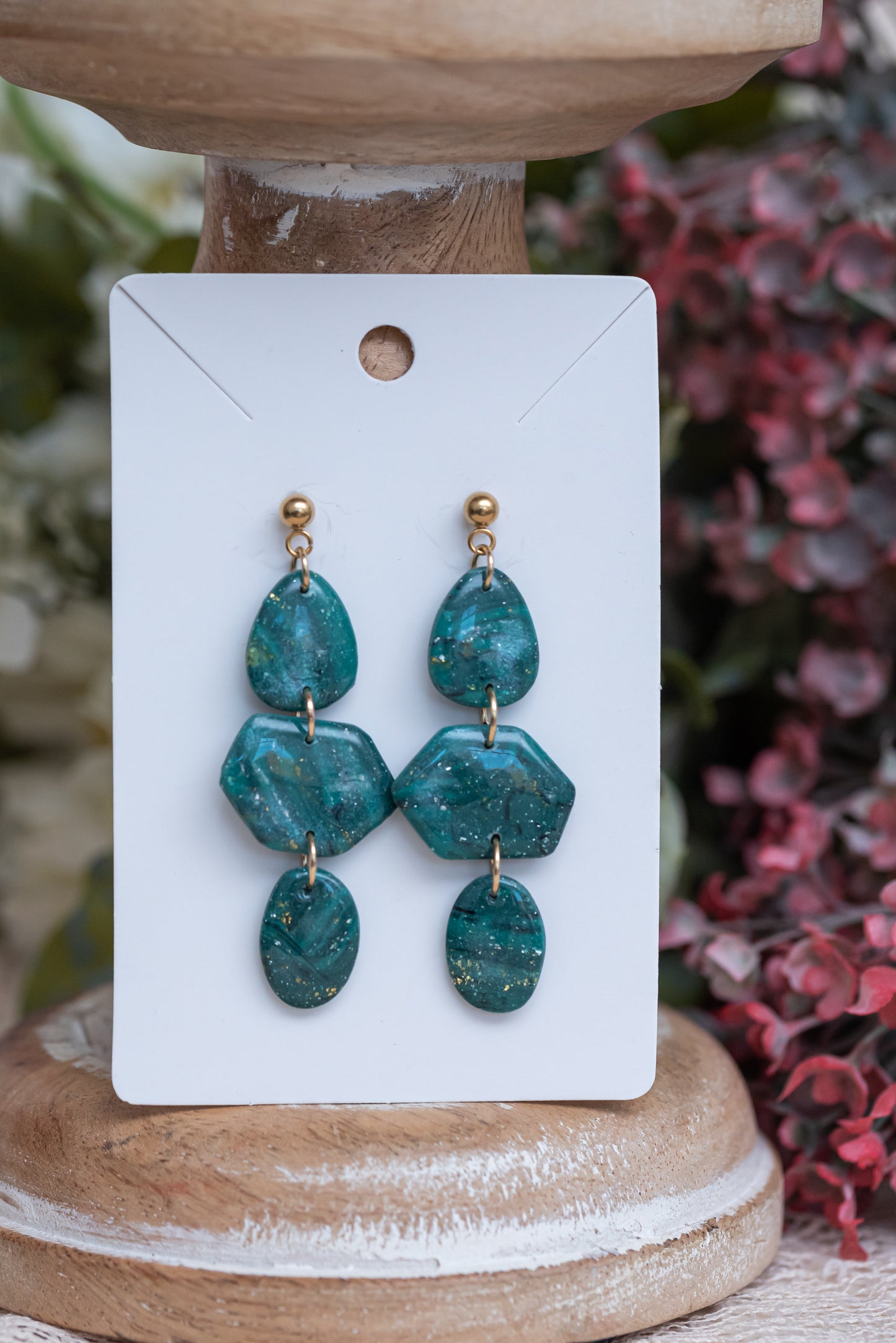 Emera nagyobb csüngős fülbevaló többféle formában, márványos zöld színben