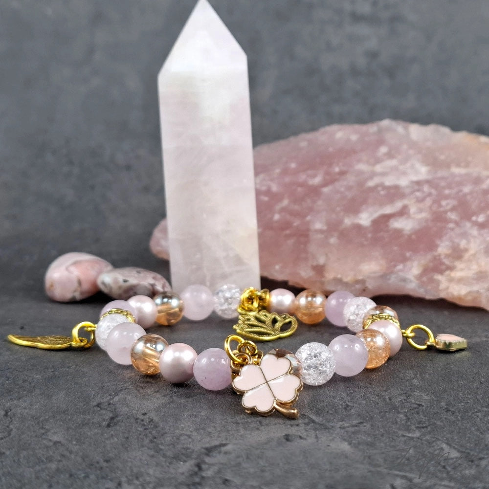 Nőiességet erősítő, stresszoldó, védelmező karkötő medálokkal