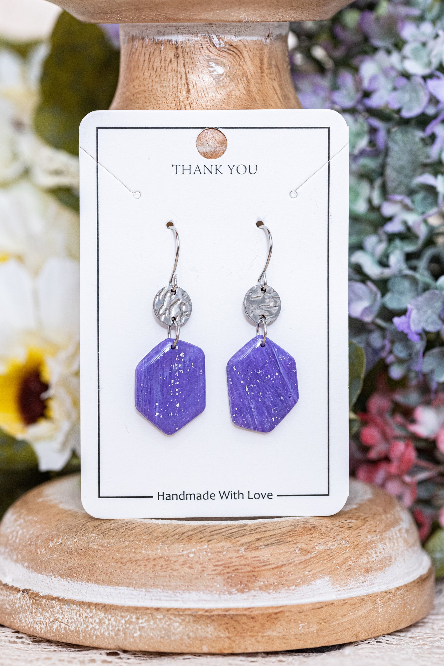 Violetta nagyobb csüngős fülbevaló többféle formában, márványos lila színben