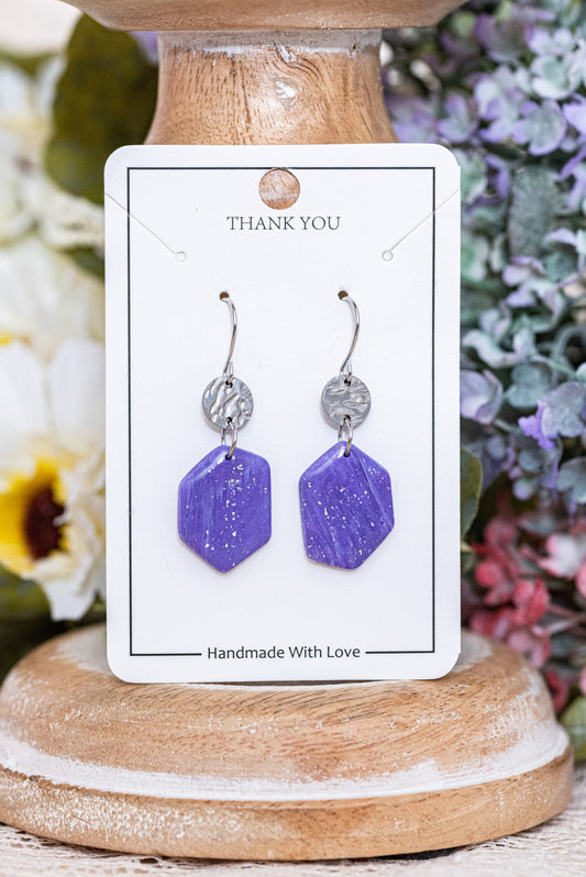 Violetta nagyobb csüngős fülbevaló többféle formában, márványos lila színben