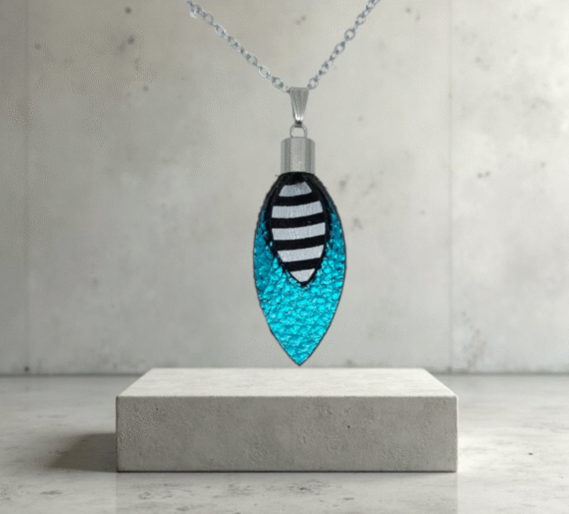 ORVOSI FÉM NYAKLÁNC, BŐR MEDÁLLAL