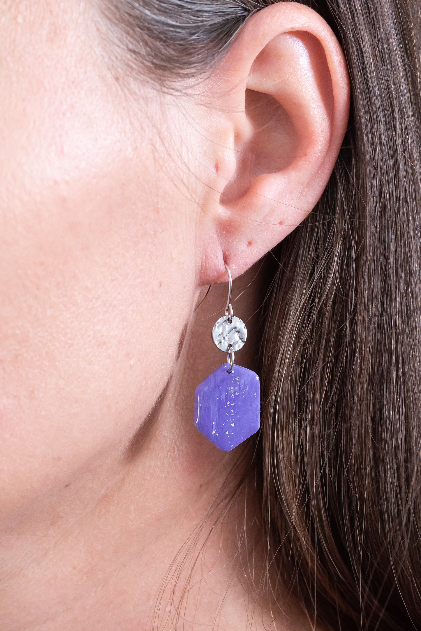 Violetta nagyobb csüngős fülbevaló többféle formában, márványos lila színben