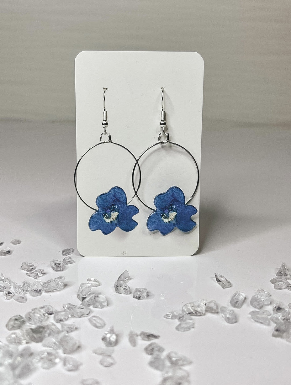 Virágos epoxi gyanta fülbevaló fém karikán, több színben