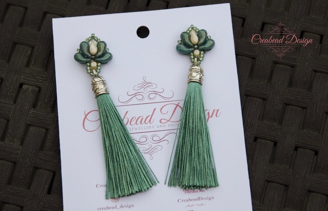 Közepes bojtos matyó tulipán fülbevaló több színben