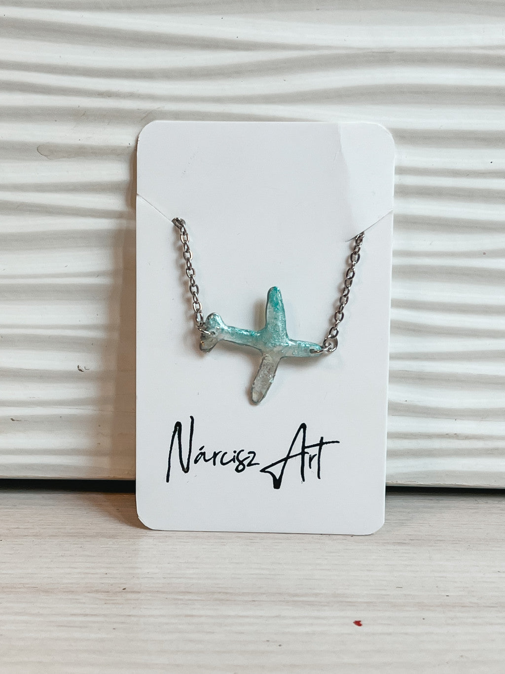 Repülő formájú epoxi gyanta karkötő, több színben