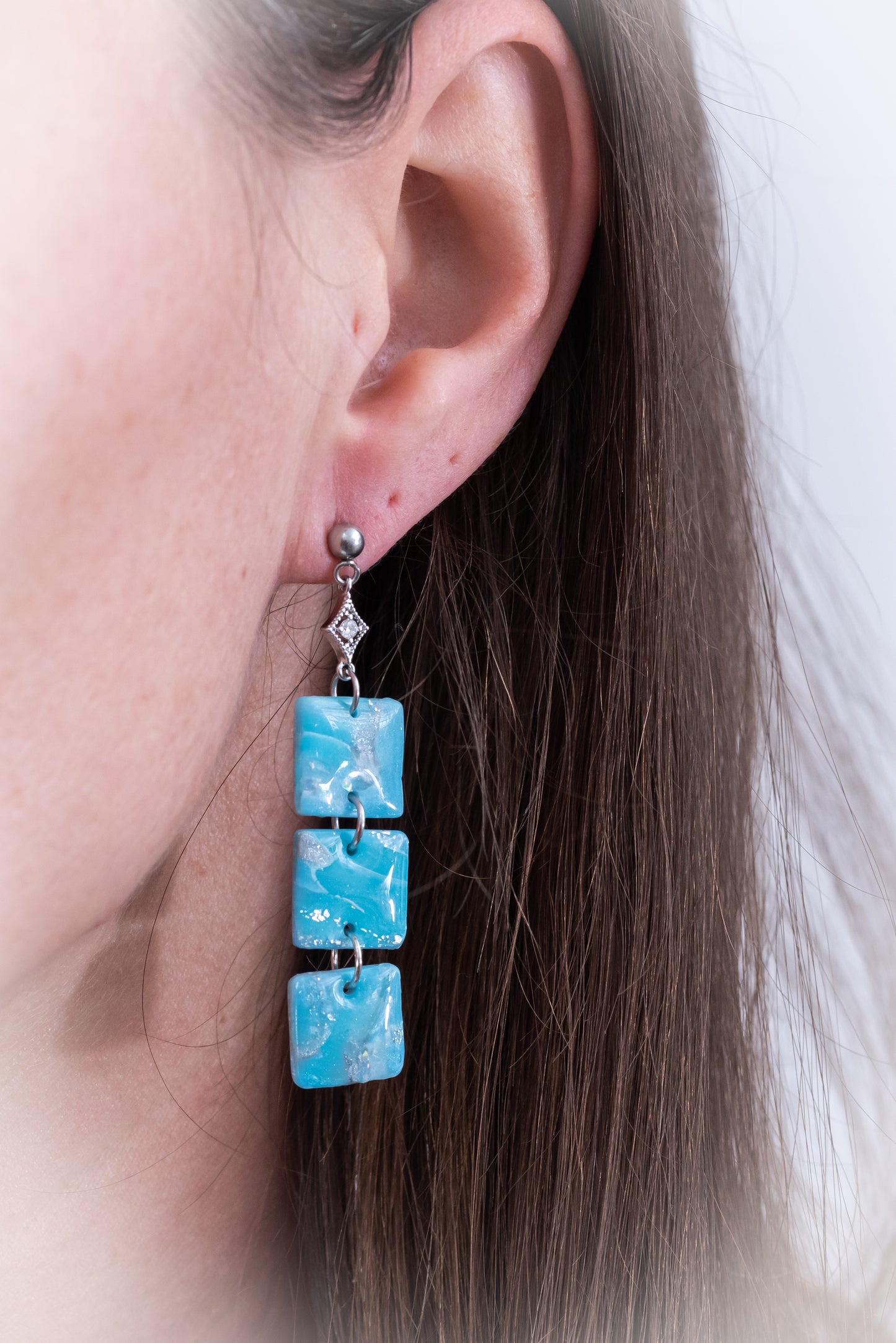 Winter Glow nagyobb csüngős fülbevaló világoskék márványos színben, több formában