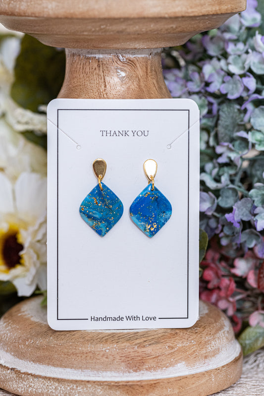 Azura kicsi csüngős fülbevaló többféle formában, márványos kék színben