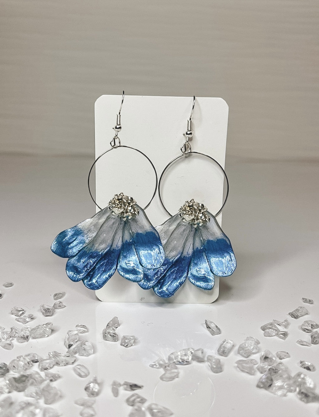 Virágszirmok fém karikán epoxi gyanta fülbevaló, több színben