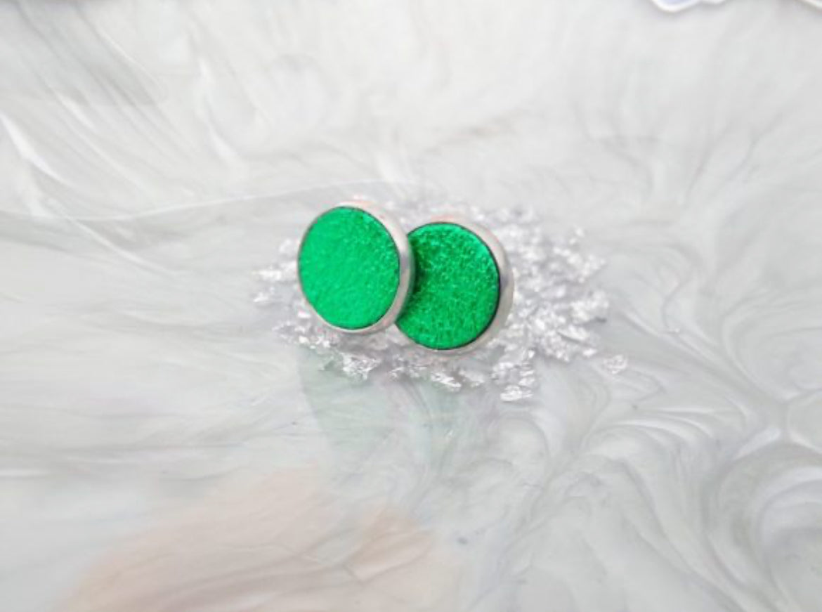 PETIT FÜLBEVALÓ BŐR PÖTTYEL