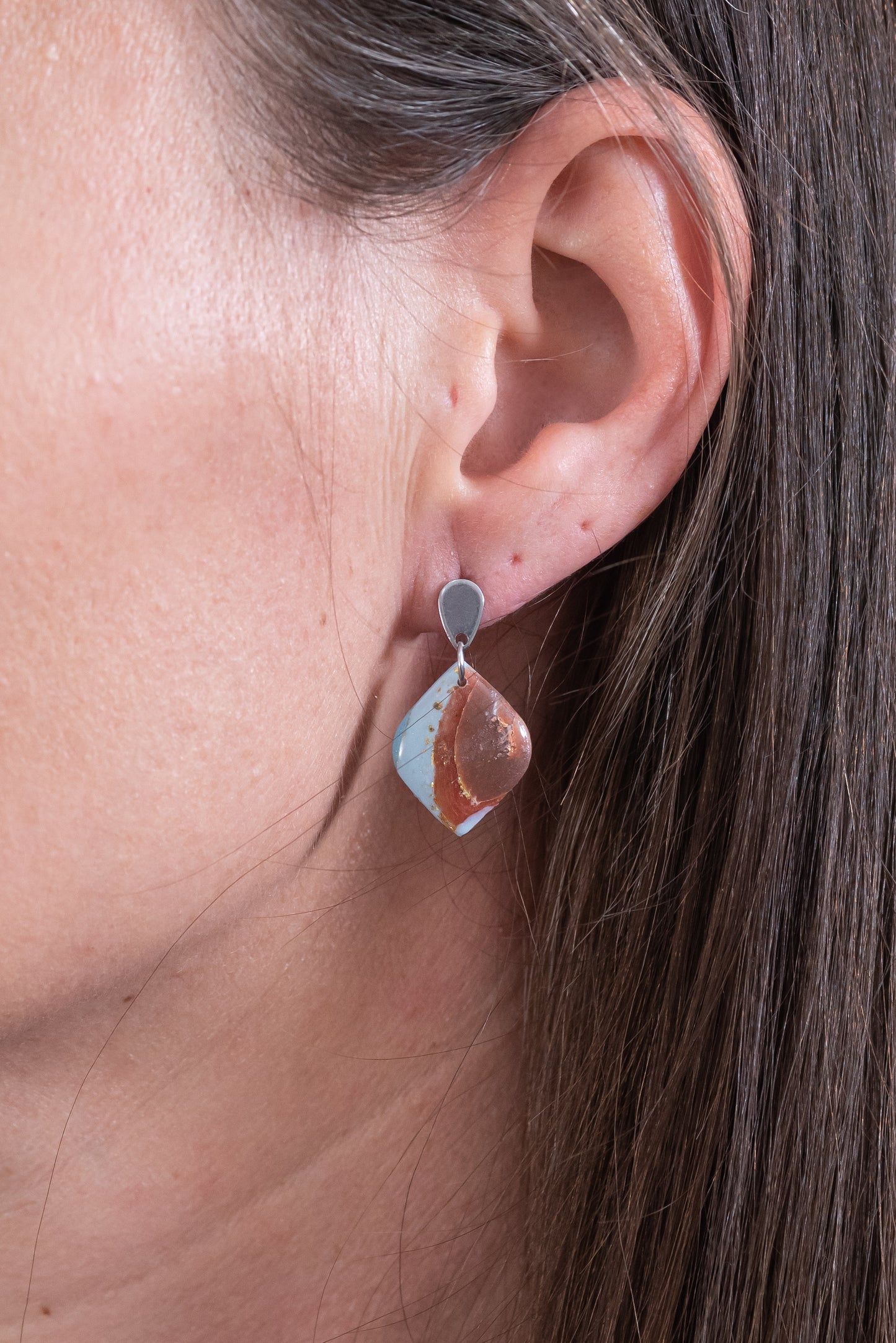 Terra Glow kicsi csüngős fülbevaló többféle formában, márványos színekben