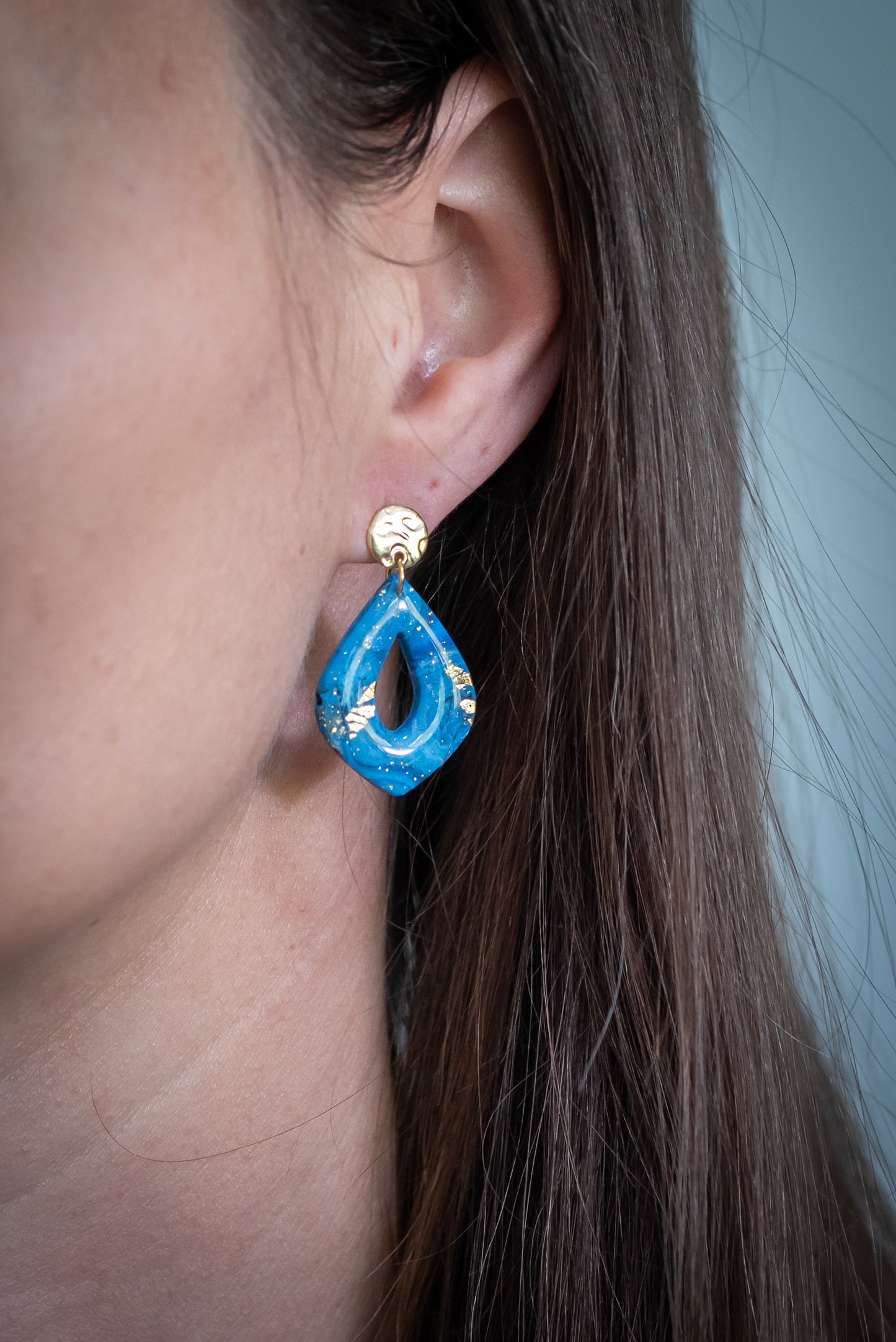 Azura kicsi csüngős fülbevaló többféle formában, márványos kék színben