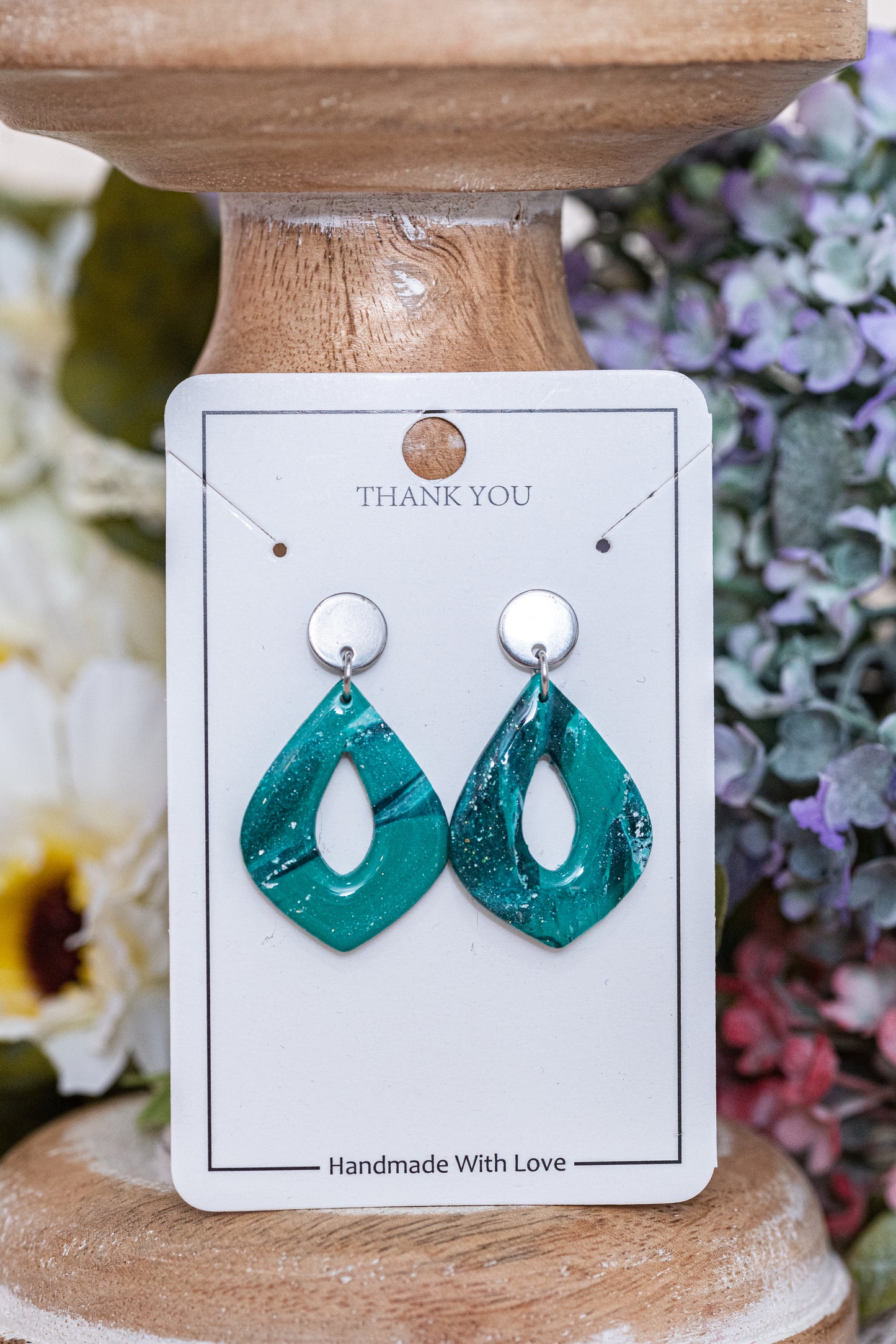 Emera nagyobb csüngős fülbevaló többféle formában, márványos zöld színben