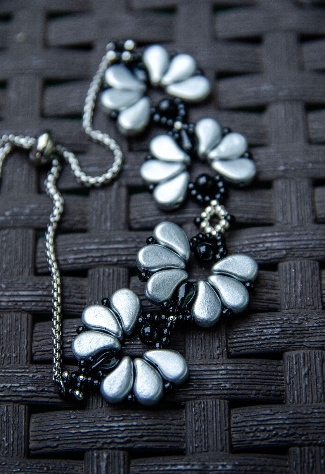 Matyó stílusú elegáns karkötő csúszócsomós lánccal