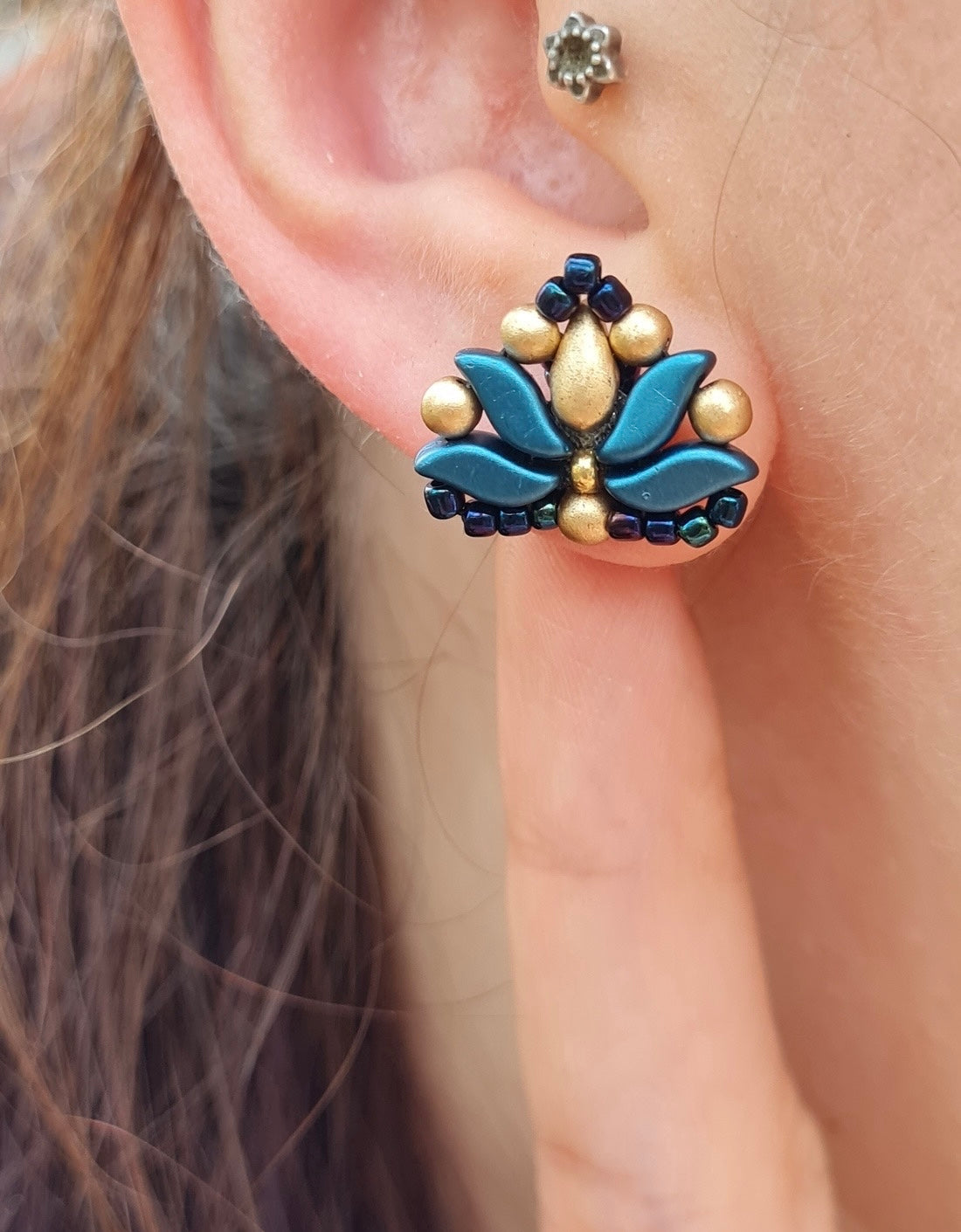 Bedugós matyórózsa stílusú fülbevaló több színben