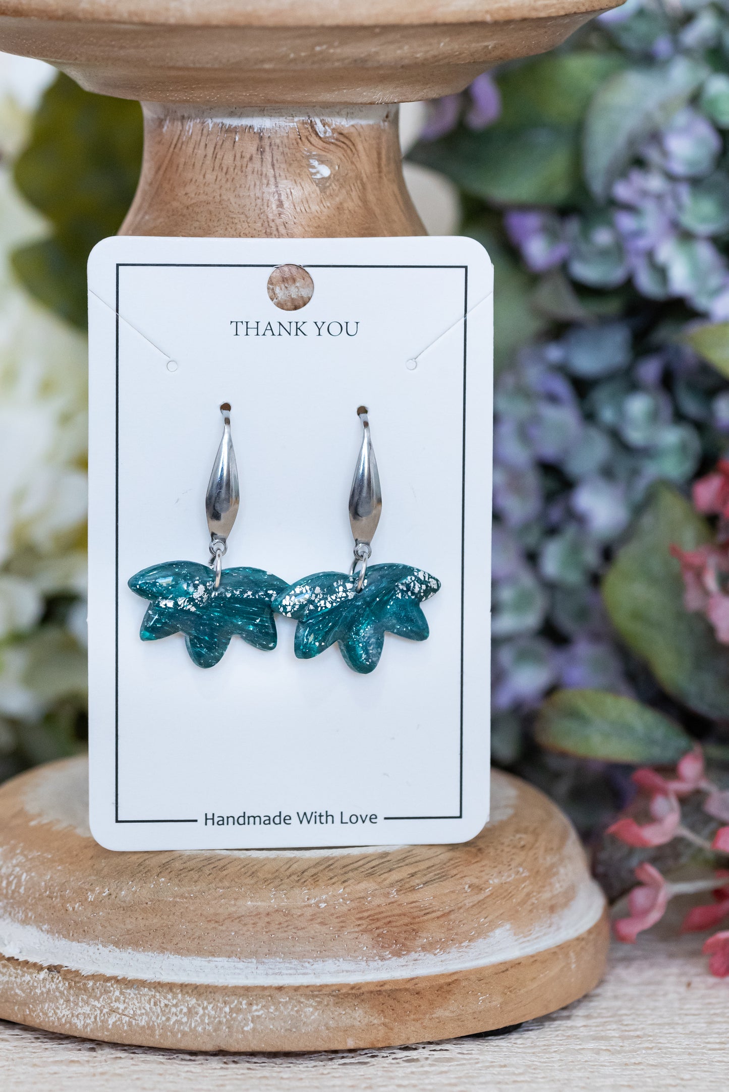 Emera nagyobb csüngős fülbevaló többféle formában, márványos zöld színben