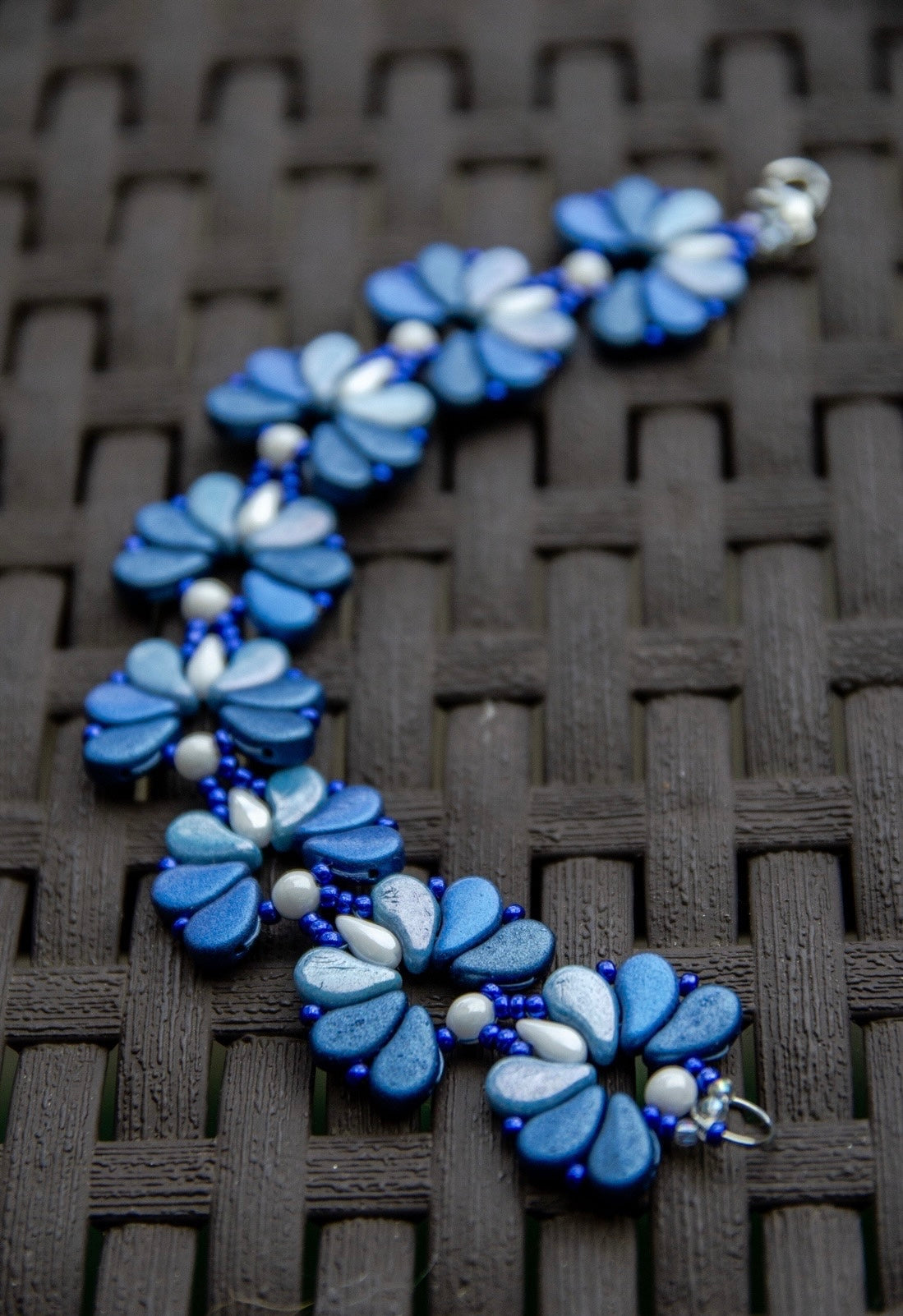 Matyó stílusú elegáns karkötő csúszócsomós lánccal