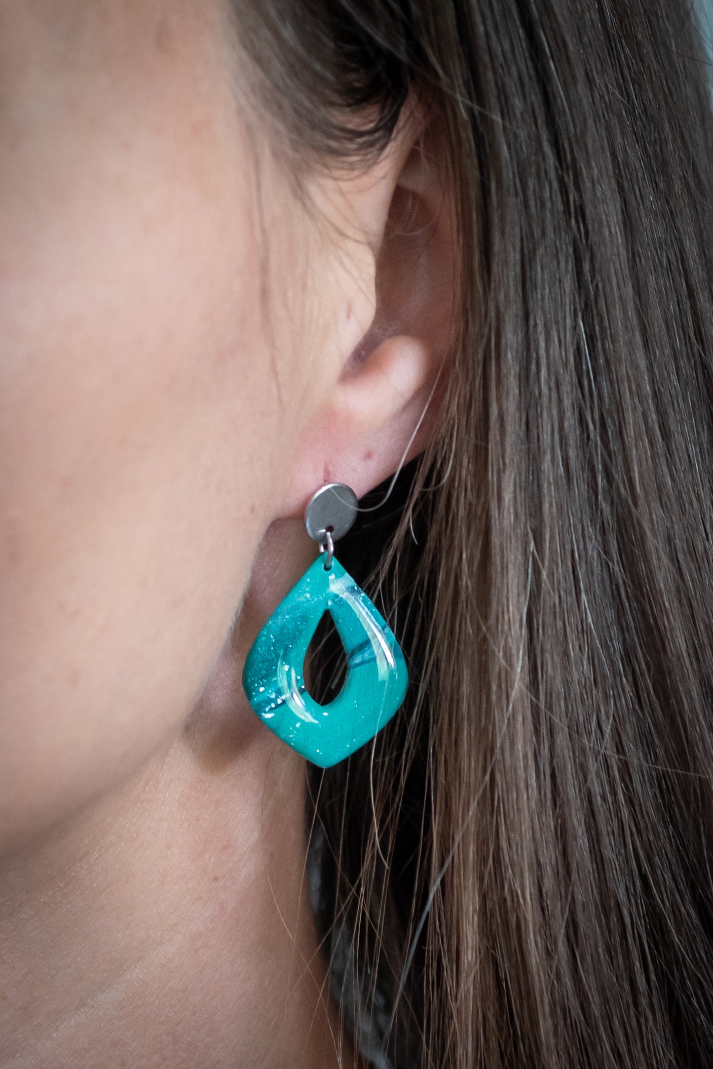 Emera nagyobb csüngős fülbevaló többféle formában, márványos zöld színben