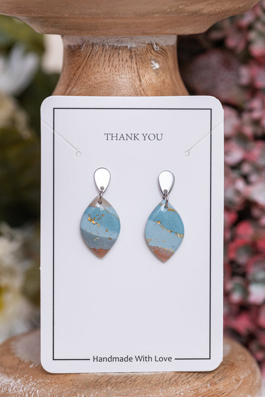 Terra Glow kicsi csüngős fülbevaló többféle formában, márványos színekben