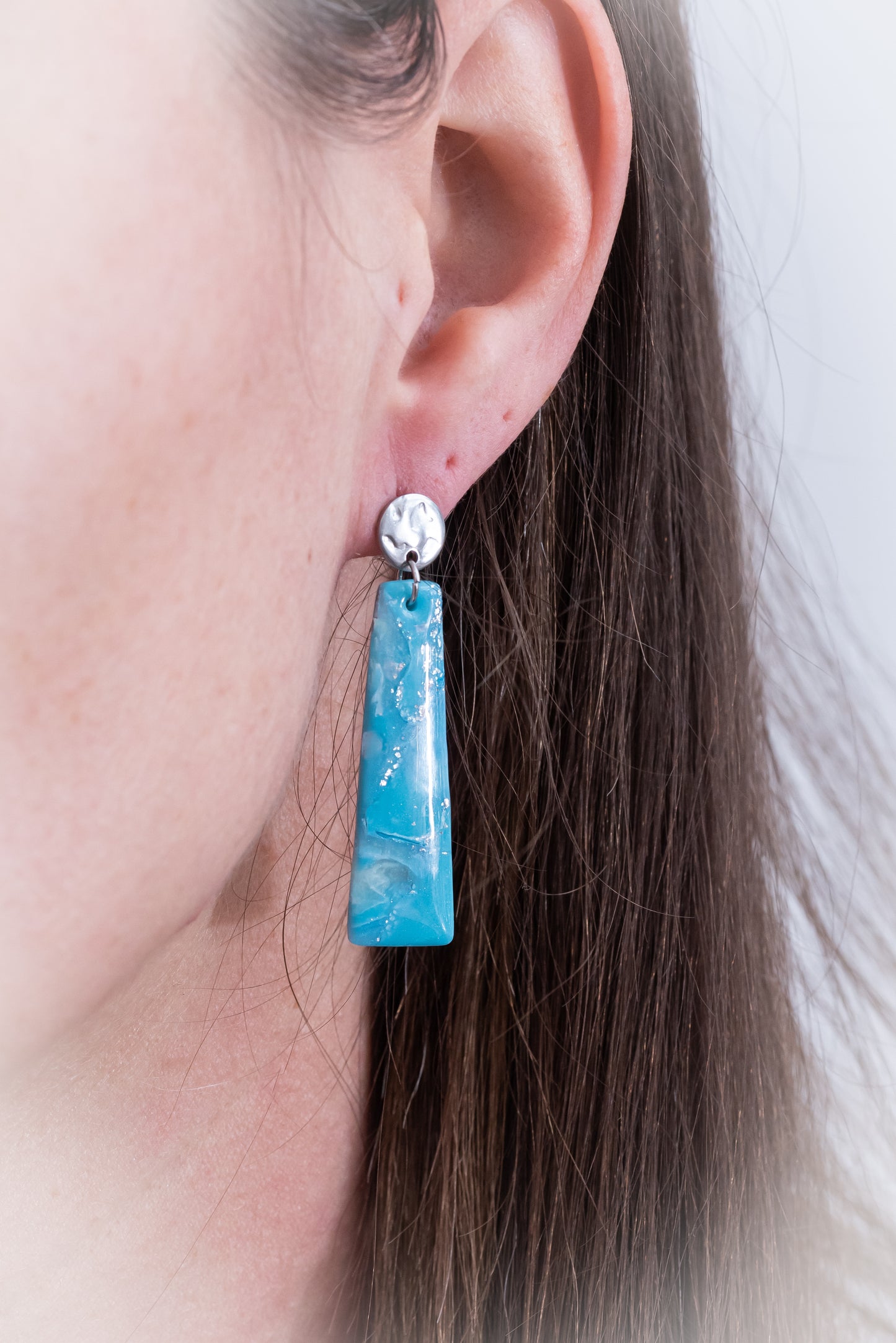 Winter Glow nagyobb csüngős fülbevaló világoskék márványos színben, több formában