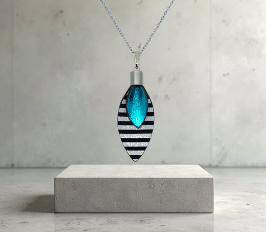 ORVOSI FÉM NYAKLÁNC, BŐR MEDÁLLAL