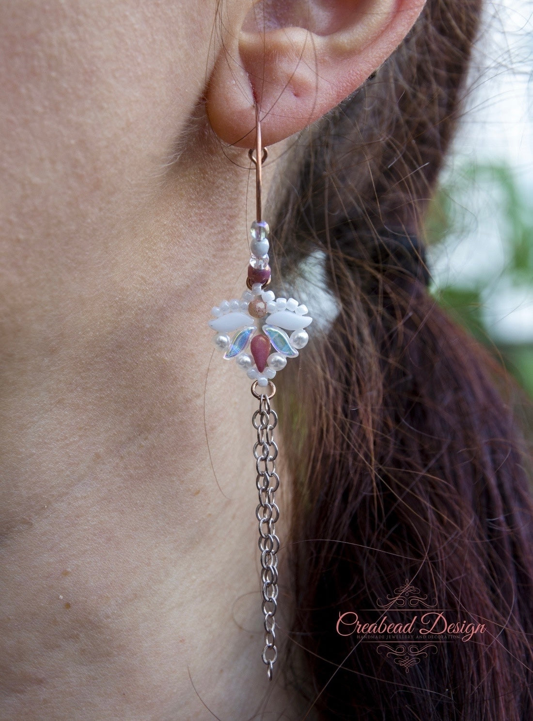 Karika fülbevaló matyó stílusú láncos dísszel több színben