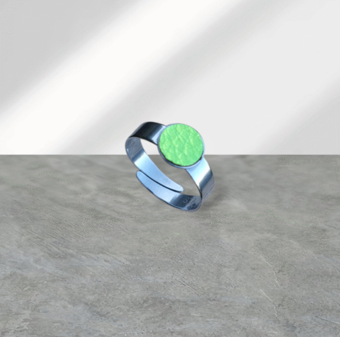 ORVOSI FÉM GYŰRŰ BŐR PÖTTYEL