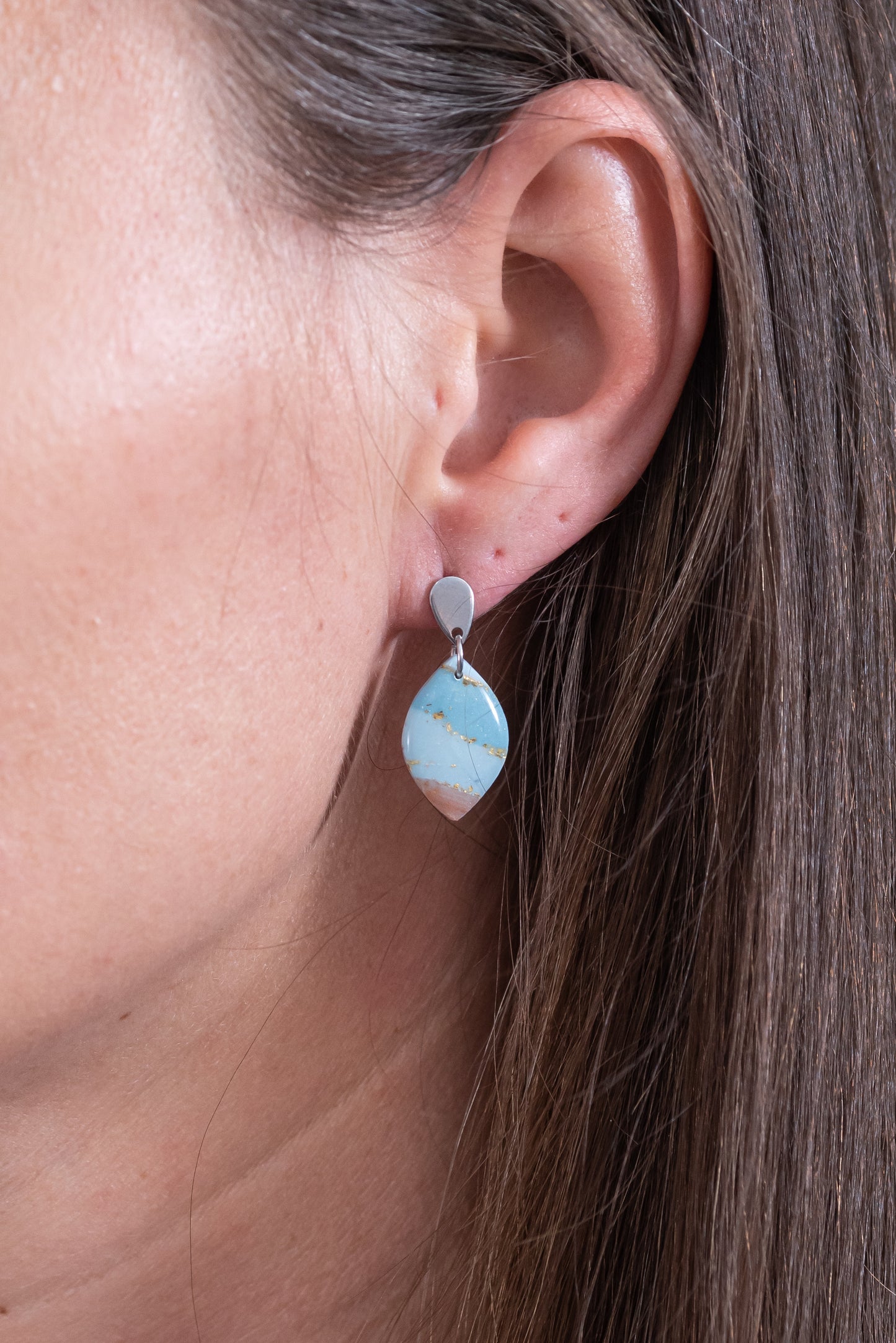 Terra Glow kicsi csüngős fülbevaló többféle formában, márványos színekben