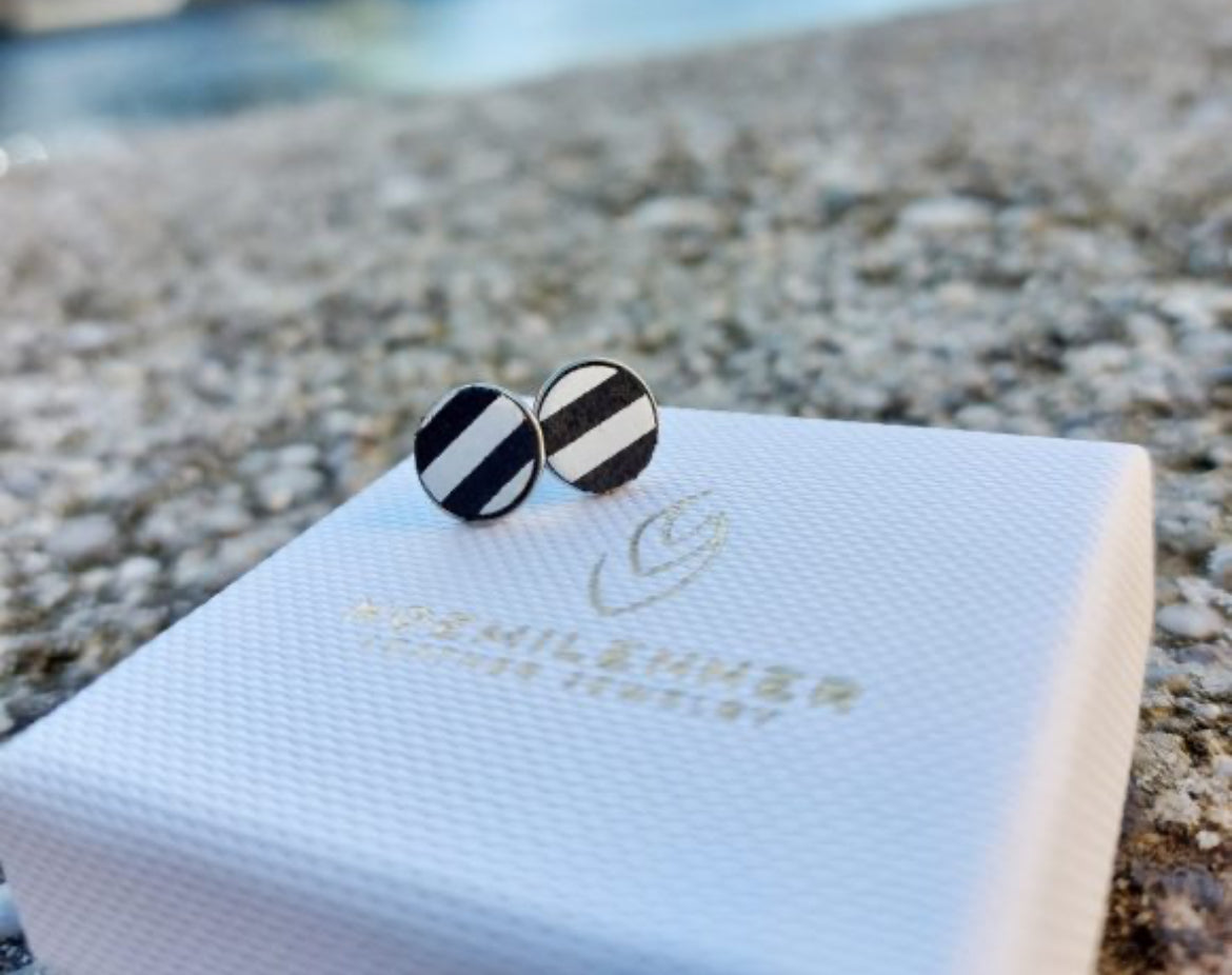 PETIT FÜLBEVALÓ BŐR PÖTTYEL