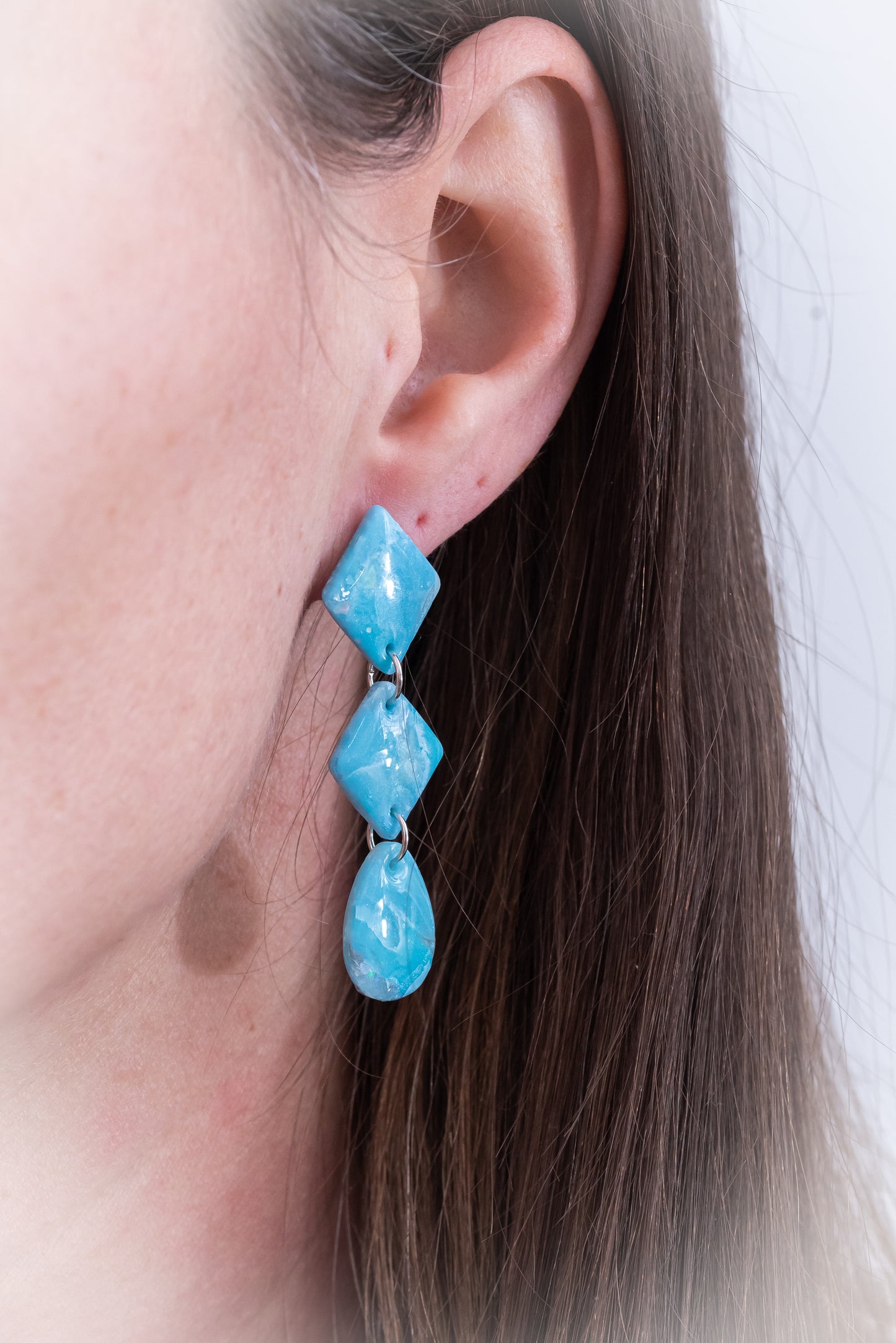 Winter Glow nagyobb csüngős fülbevaló világoskék márványos színben, több formában