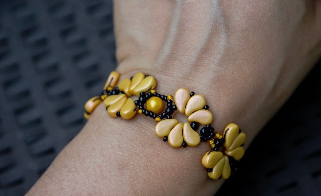 Matyó stílusú elegáns karkötő csúszócsomós lánccal