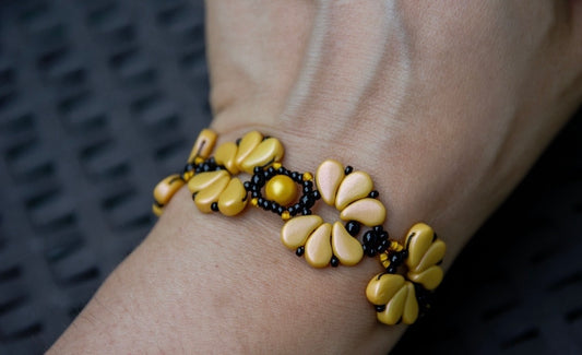 Matyó stílusú elegáns karkötő csúszócsomós lánccal