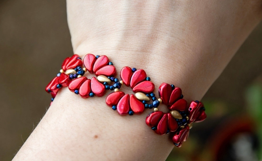 Matyó stílusú elegáns karkötő csúszócsomós lánccal