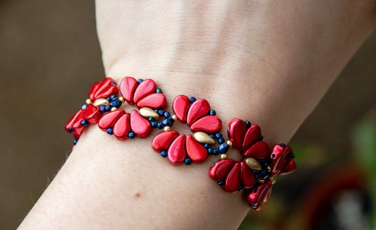 Matyó stílusú elegáns karkötő csúszócsomós lánccal