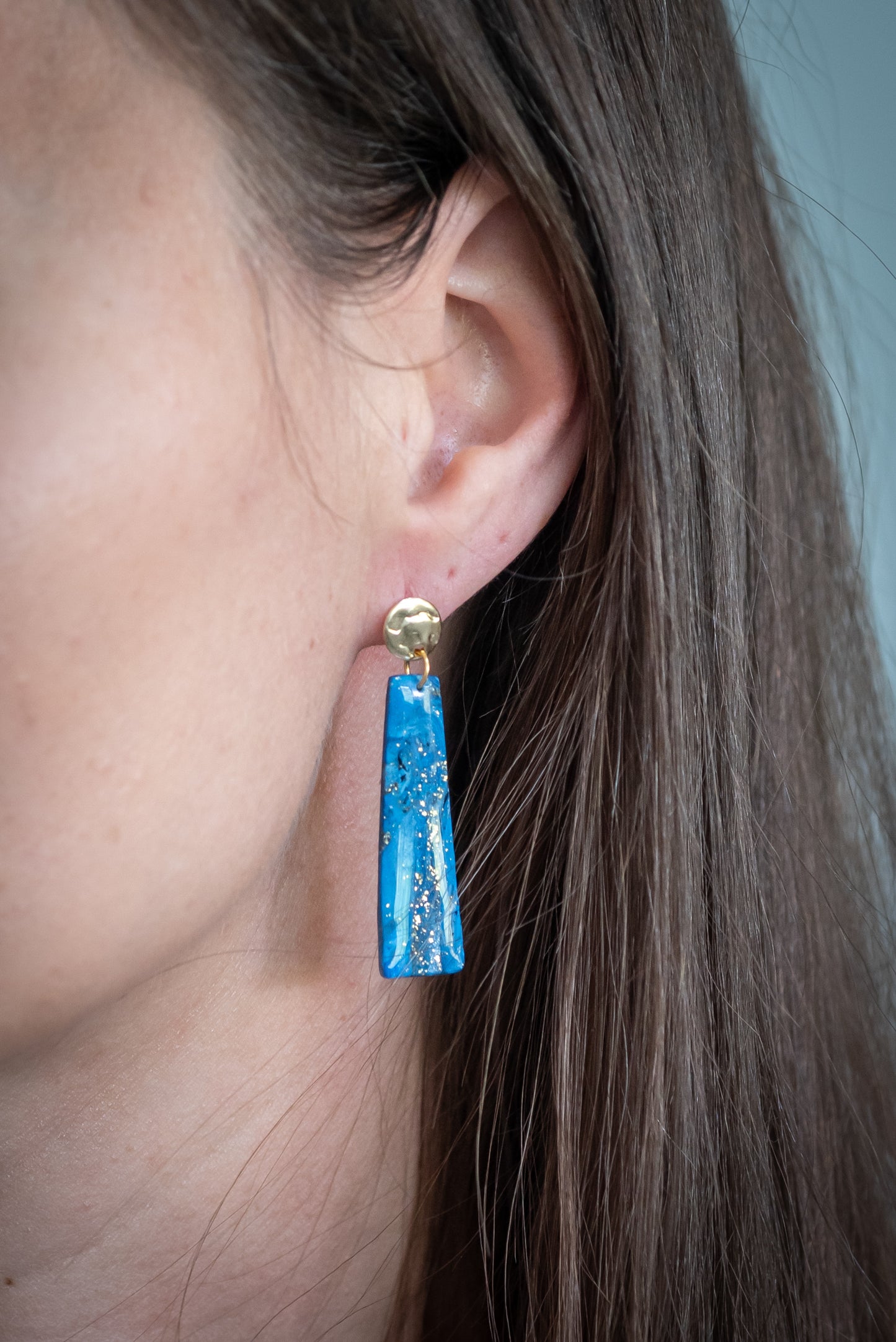 Azura nagyobb csüngős fülbevaló többféle formában, márványos kék színben