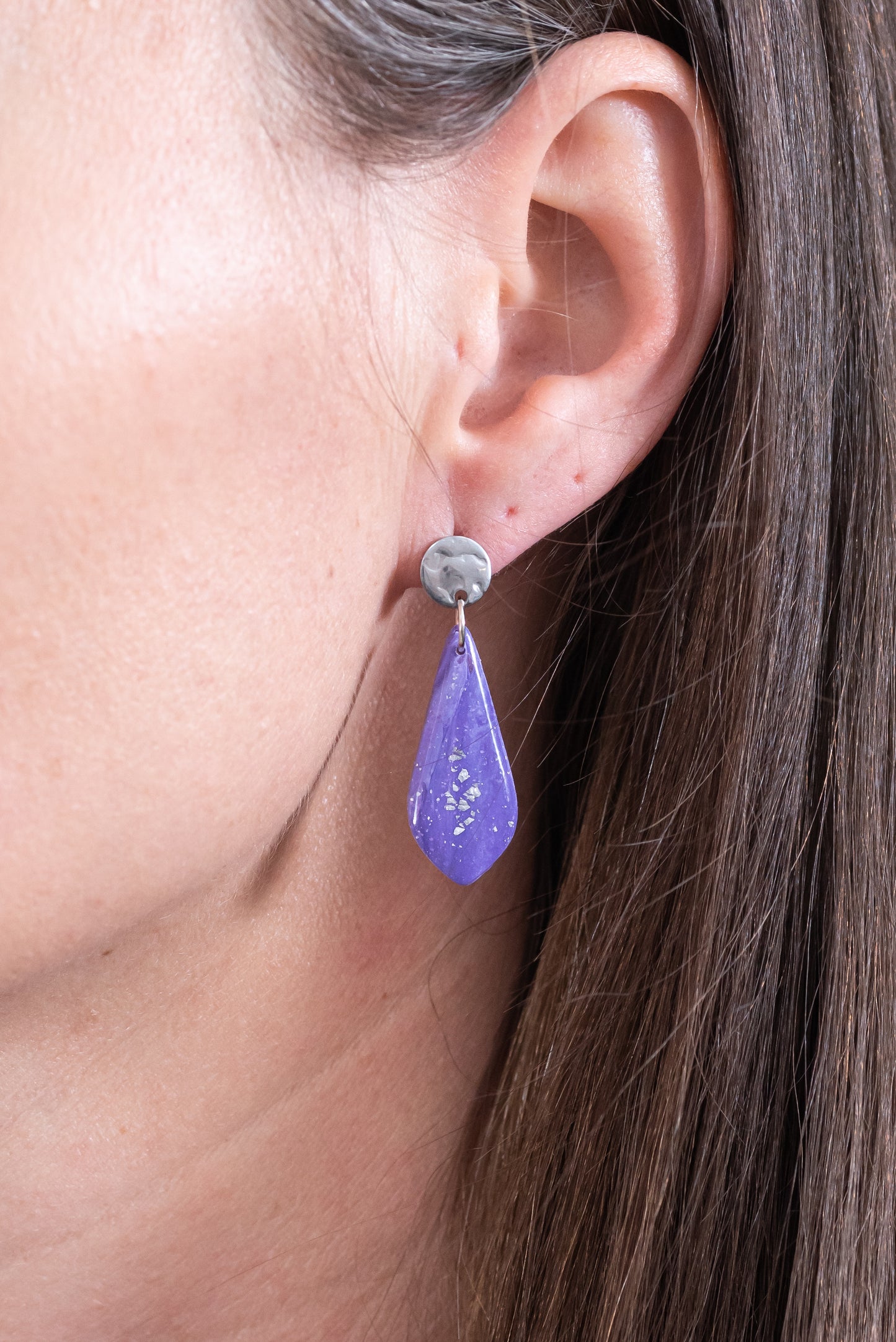 Violetta kicsi csüngős fülbevaló többféle formában, márványos lila színben