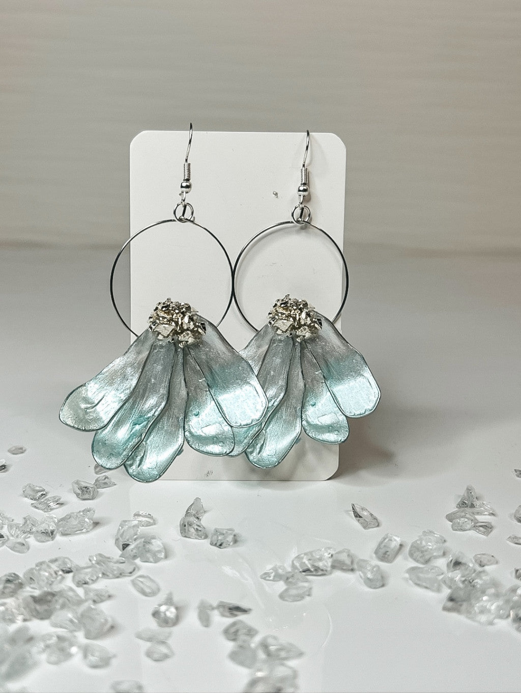 Virágszirmok fém karikán epoxi gyanta fülbevaló, több színben