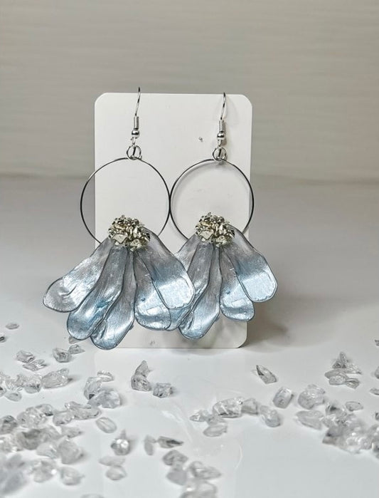 Virágszirmok fém karikán epoxi gyanta fülbevaló, több színben