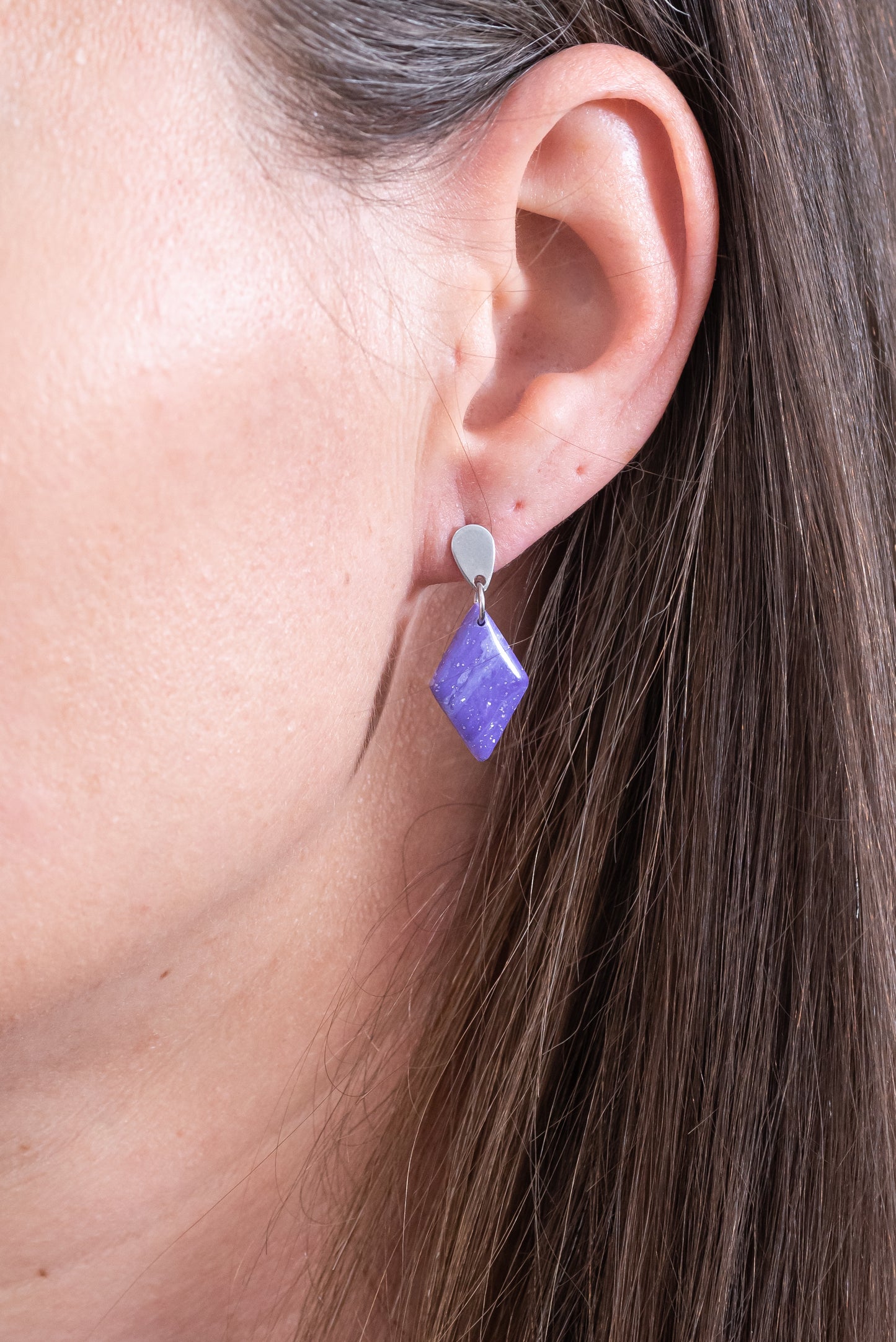 Violetta kicsi csüngős fülbevaló többféle formában, márványos lila színben