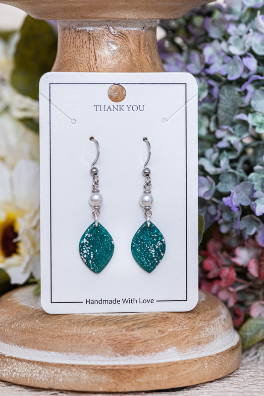 Emera nagyobb csüngős fülbevaló többféle formában, márványos zöld színben