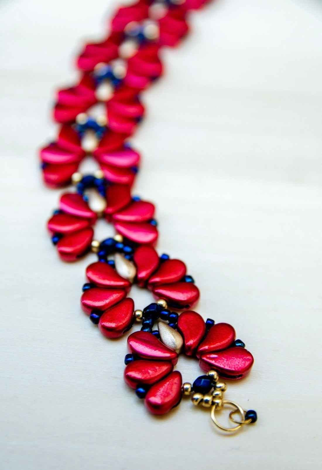 Matyó stílusú elegáns karkötő csúszócsomós lánccal