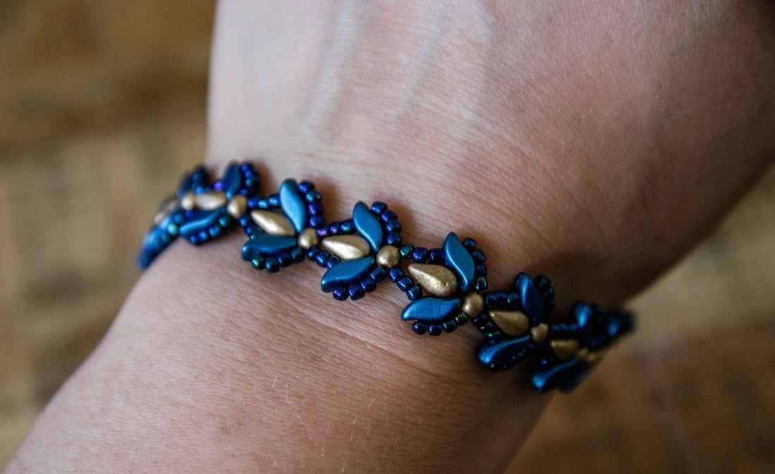 Elegáns tulipános karkötő