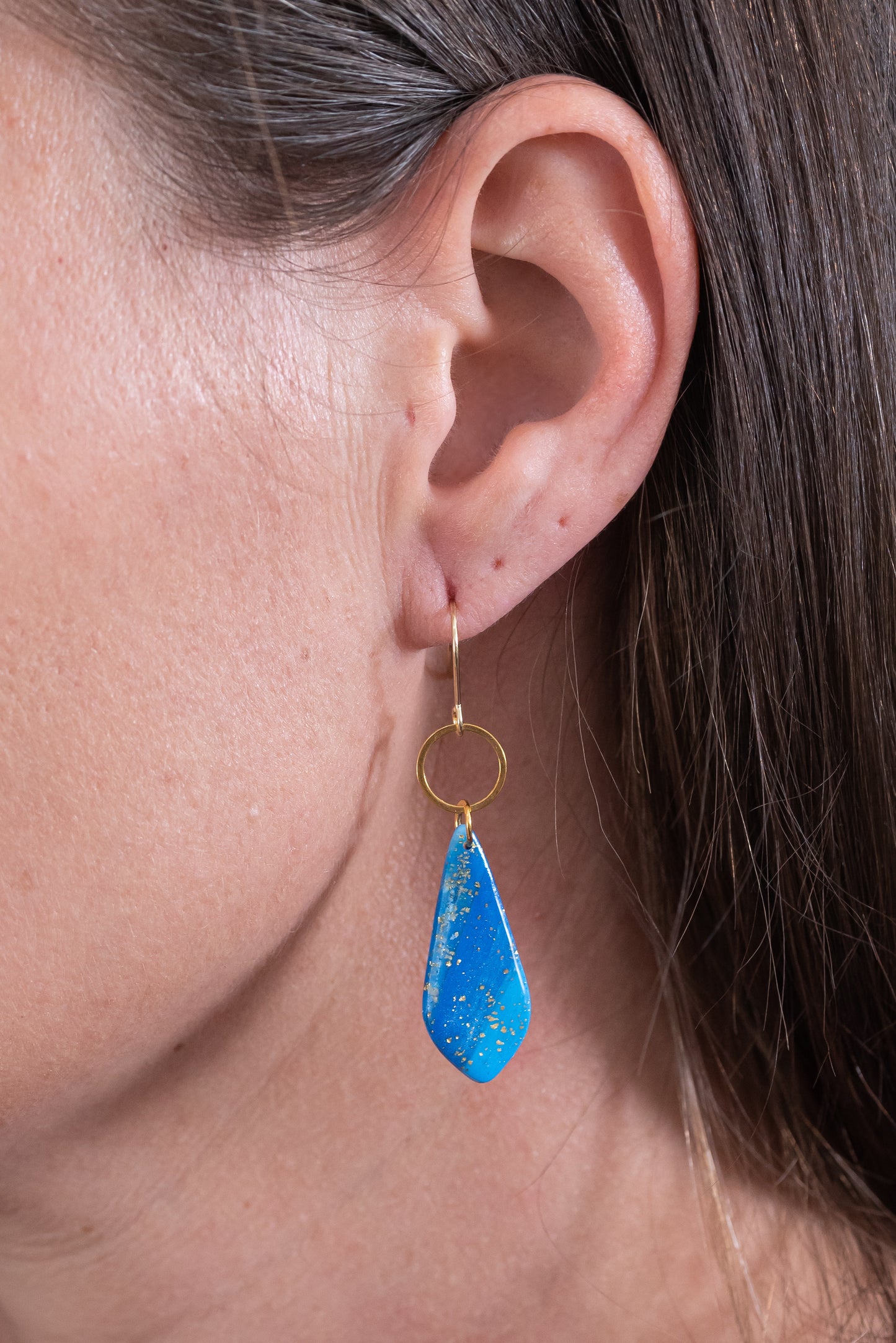 Azura nagyobb csüngős fülbevaló többféle formában, márványos kék színben