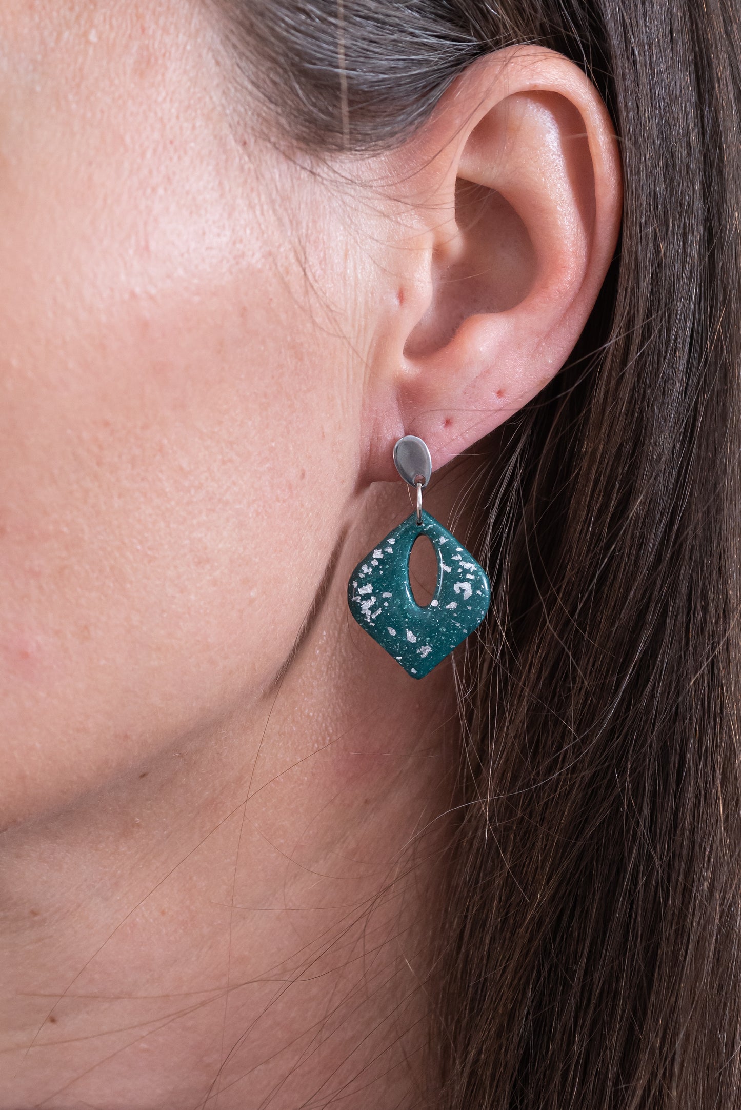 Emera kicsi csüngős fülbevaló többféle formában, márványos zöld színben