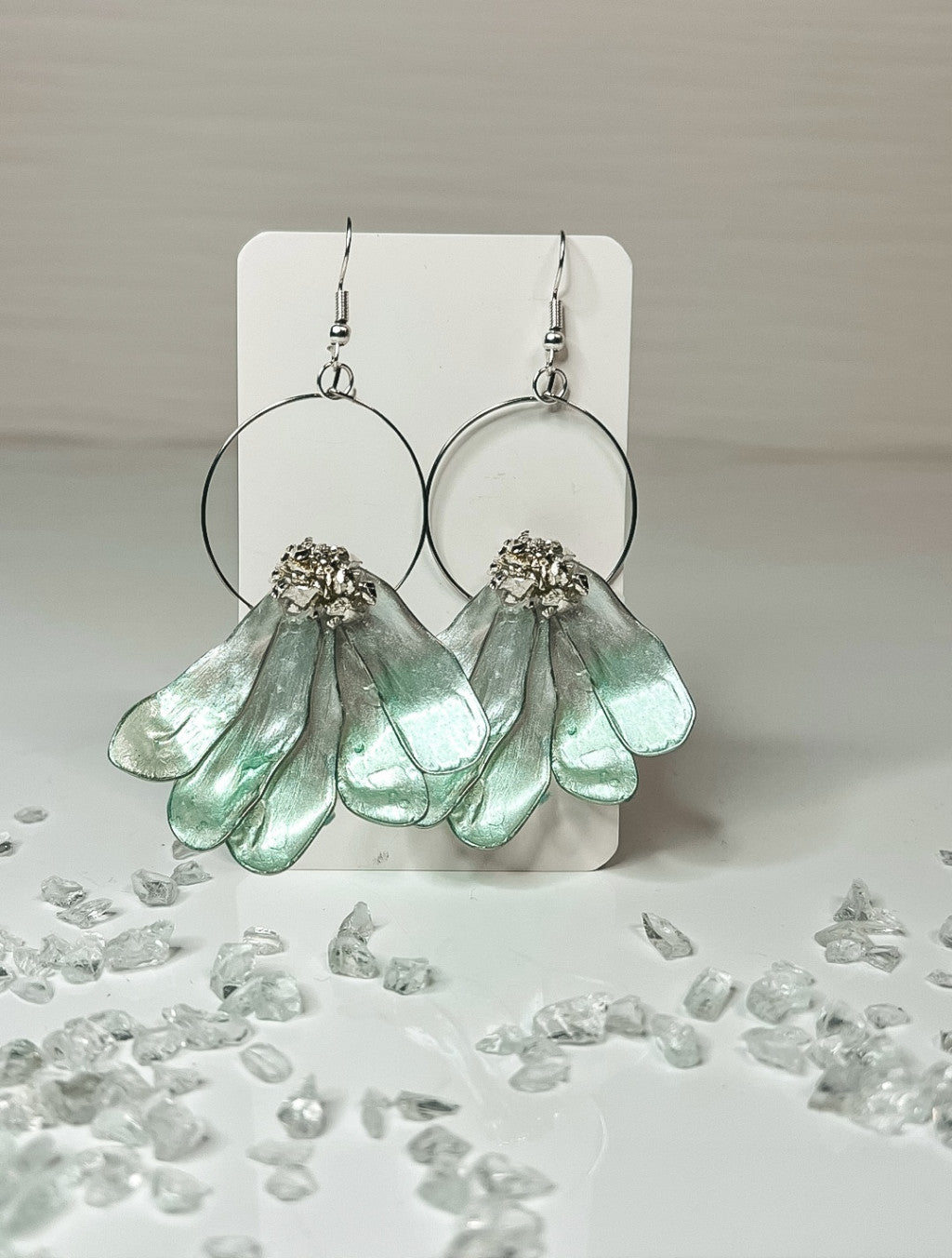 Virágszirmok fém karikán epoxi gyanta fülbevaló, több színben